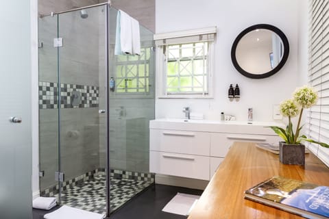 Suite (Rembrandt) | Bathroom | Shower, free toiletries, hair dryer, bathrobes