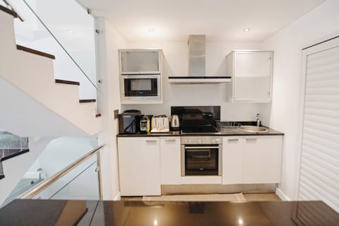 Serviced Apartment - 15 Loader | Private kitchen | Dishwasher, espresso maker, electric kettle, cookware/dishes/utensils