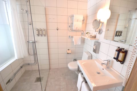 Double room Beach Hotel | Bathroom | Shower, free toiletries, hair dryer, bathrobes