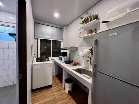 House | Private kitchenette | Fridge, microwave, oven, stovetop
