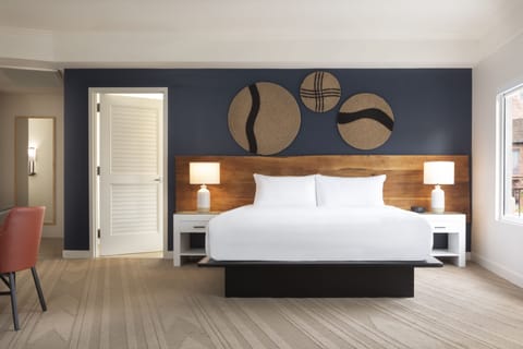Signature Studio Suite (Creekside) | Premium bedding, minibar, in-room safe, blackout drapes