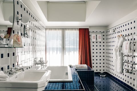 Suite (Panorama) | Bathroom | Jetted tub, designer toiletries, hair dryer, bathrobes