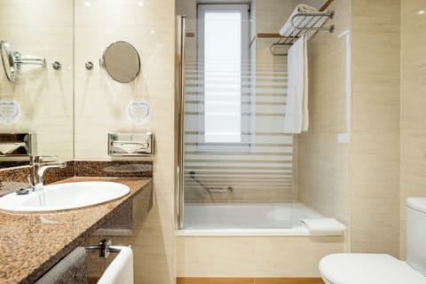 Combined shower/tub, eco-friendly toiletries, hair dryer, towels