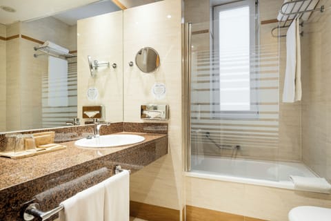 Combined shower/tub, eco-friendly toiletries, hair dryer, towels