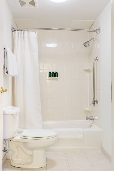 Suite, 2 Double Beds | Bathroom | Combined shower/tub, hydromassage showerhead, free toiletries