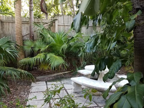 Queen Suite #6, Full Kitchen, Ground Floor, Pool View, Private Bathroom | Room amenity