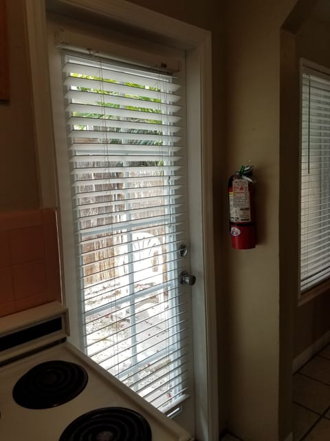 Queen Suite #7, Full Kitchen, Ground Floor, Pool View, Private Bathroom | Room amenity