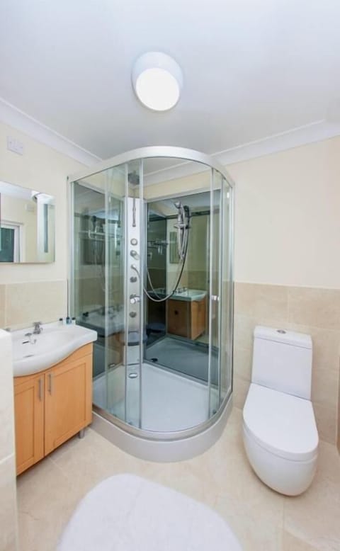 Standard Double Room, Ensuite | Bathroom