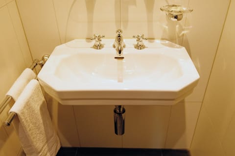 Classic Penthouse | Bathroom | Shower, free toiletries, hair dryer, towels