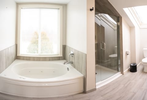 Lodge - Penthouse | Bathroom | Shower, eco-friendly toiletries, towels, soap