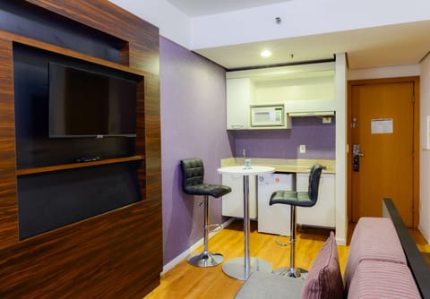 Deluxe Double Room | Minibar, in-room safe, desk, blackout drapes