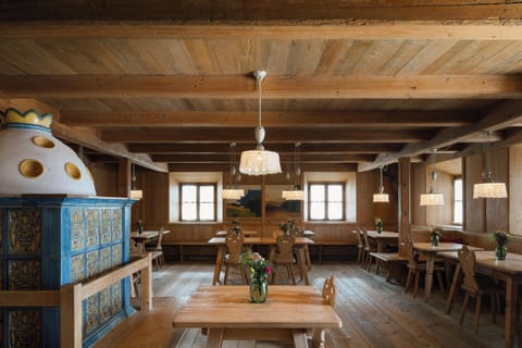 2 restaurants, breakfast served