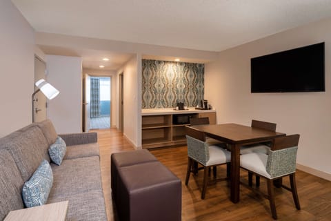 Deluxe Suite, 1 Bedroom | Living area | Flat-screen TV, pay movies