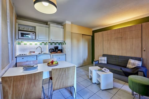 Studio 4 people - 1 sleeping alcove - Terrace or balcony | Private kitchen | Fridge, microwave, stovetop, dishwasher