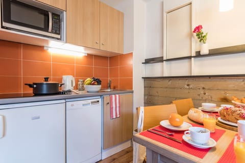 Appartement 4 personnes - 1 chambre | Private kitchenette | Fridge, microwave, stovetop, dishwasher