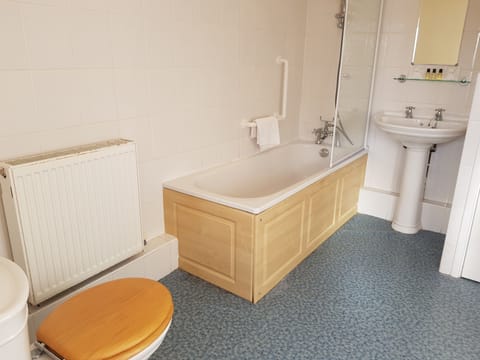 Double Room (Lee. Dog Friendly) | Bathroom amenities | Free toiletries, hair dryer, towels