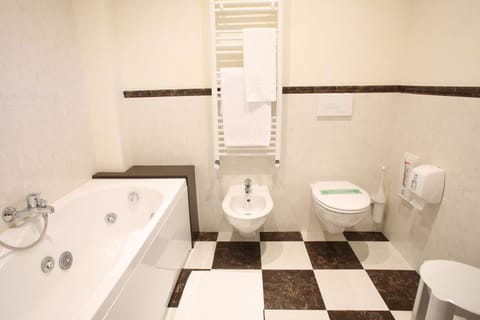 Superior Double Room | Bathroom | Jetted tub, free toiletries, hair dryer, bidet