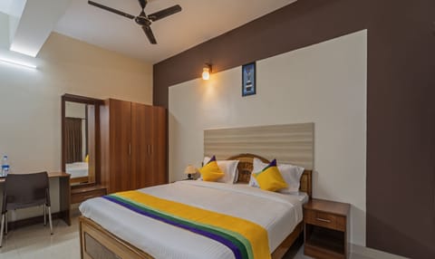 Premium Double Room, Non Smoking | In-room safe, desk, free rollaway beds, bed sheets