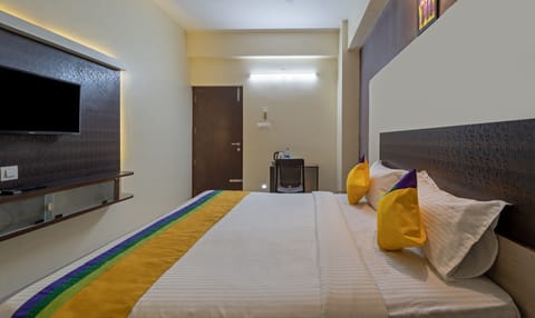 Deluxe Double Room, Non Smoking | In-room safe, desk, free rollaway beds, bed sheets