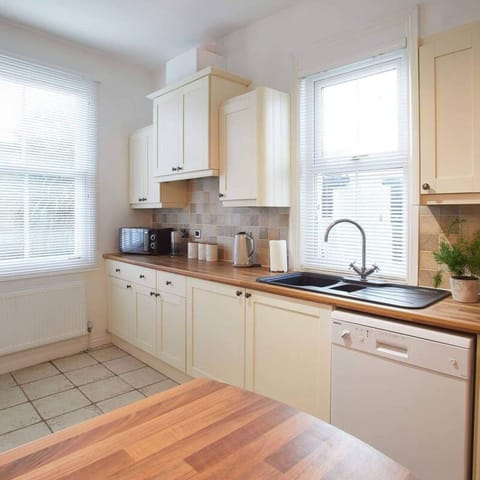 House | 2 bedrooms, desk, soundproofing, Internet