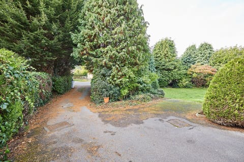 House | 3 bedrooms, desk