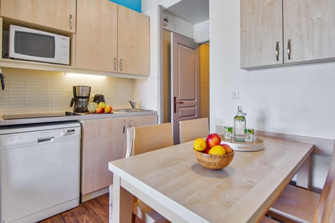 Studio 4 people - 1 sleeping alcove | Private kitchen | Fridge, microwave, stovetop, dishwasher