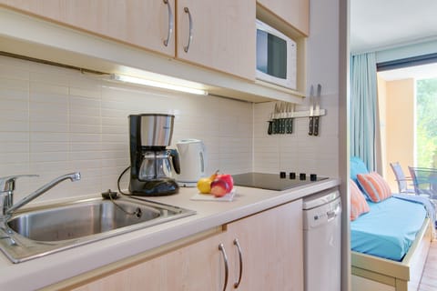 Apartment 4 people - 1 bedroom | Private kitchenette | Fridge, microwave, stovetop, dishwasher