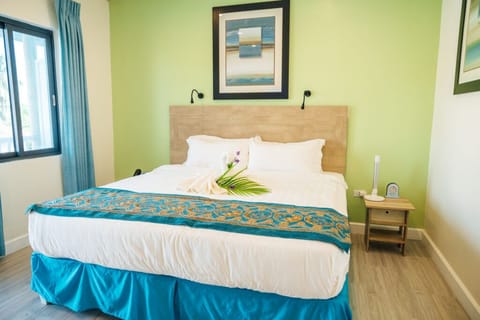 Deluxe Studio Suite | In-room safe, desk, blackout drapes, iron/ironing board