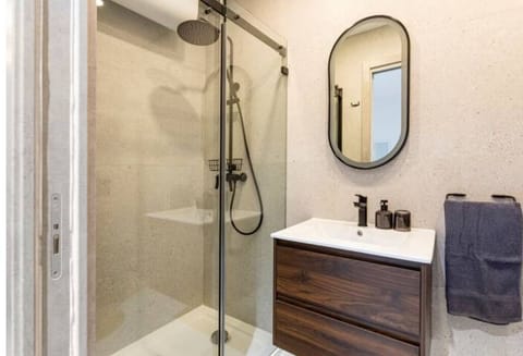 Design Studio | Bathroom | Shower, rainfall showerhead, hair dryer, towels
