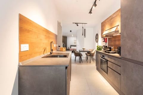 Design Studio | Private kitchen | Full-size fridge, microwave, oven, stovetop