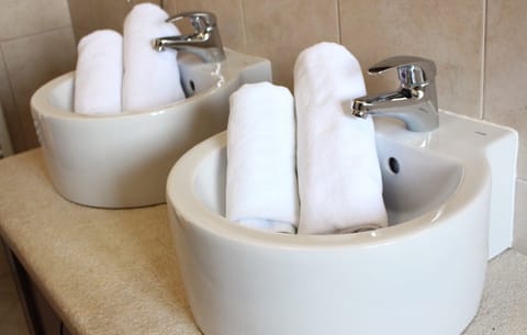 Deluxe Double Room, Balcony | Bathroom | Shower, free toiletries, hair dryer, towels