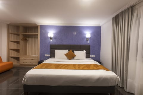 Executive Room | Premium bedding, minibar, in-room safe, desk