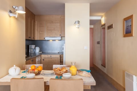 Appartement 4 personnes - 1 chambre - Exposition sud | Private kitchen | Fridge, microwave, stovetop, dishwasher