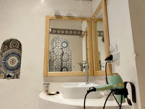 Family Room (Widad) | Bathroom sink