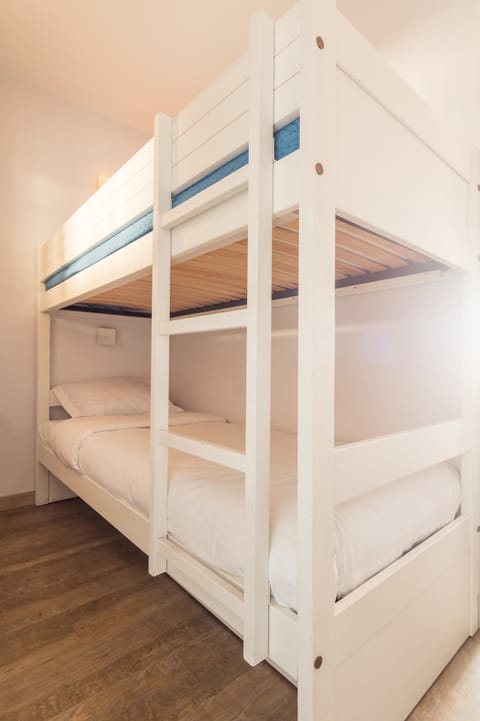 In-room safe, cribs/infant beds, bed sheets