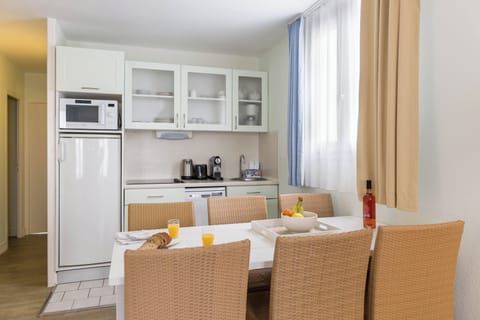 Appartement 4 personnes - 1 chambre - Terrasse - Vue piscine | Private kitchenette | Fridge, microwave, stovetop, dishwasher