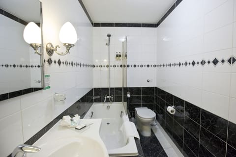 Combined shower/tub, designer toiletries, hair dryer, towels