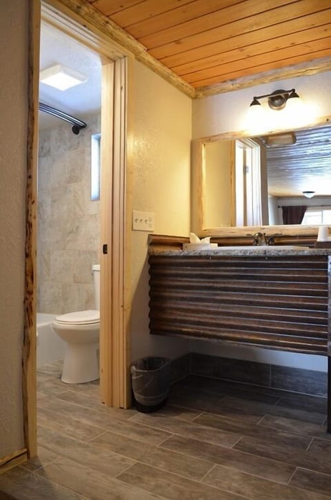 Deluxe Room | Bathroom | Combined shower/tub, free toiletries, towels, soap
