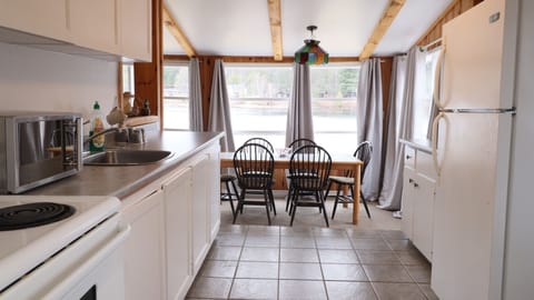 2 Bedroom Cottage with lake view | Private kitchen | Mini-fridge, microwave