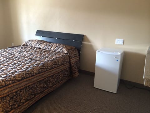 Standard Room, 1 Queen Bed, Non Smoking | Free WiFi, bed sheets, wheelchair access