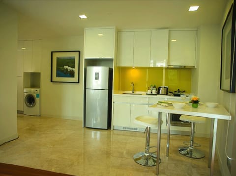 Executive Studio King | Private kitchen | Fridge, microwave, oven, coffee/tea maker