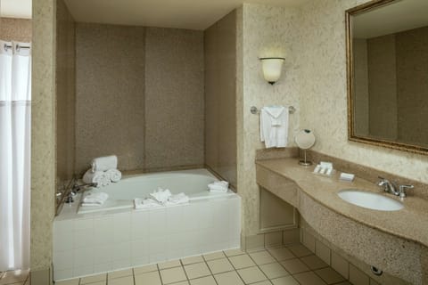 Suite | Bathroom | Combined shower/tub, free toiletries, hair dryer, towels