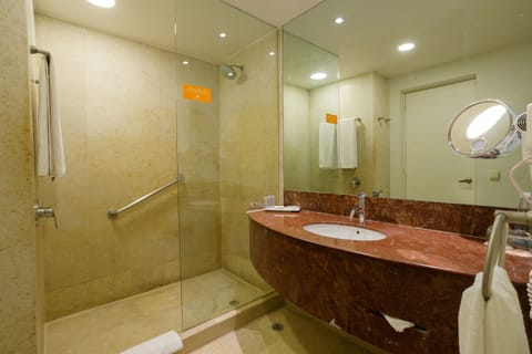 Junior Suite King | Bathroom | Shower, rainfall showerhead, eco-friendly toiletries, hair dryer