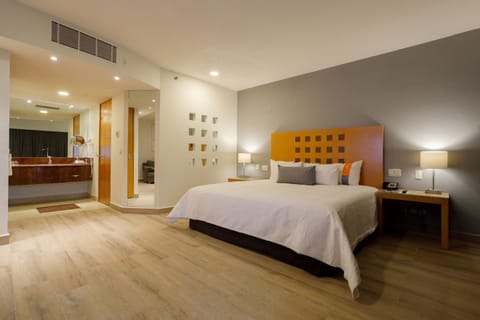 Master Suite King | Premium bedding, in-room safe, desk, blackout drapes