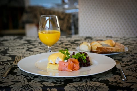 Daily cooked-to-order breakfast (EUR 18 per person)