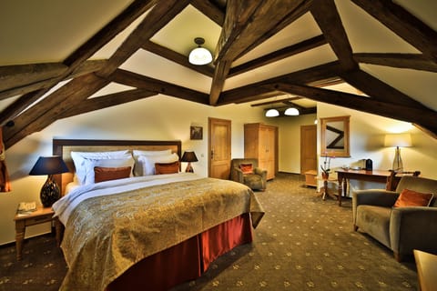 Grand Room, 1 King Bed | Egyptian cotton sheets, premium bedding, pillowtop beds, minibar