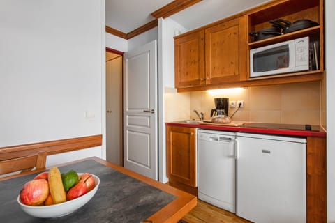 Appartement 4 personnes - 1 chambre - Vue montagne | Private kitchenette | Fridge, microwave, stovetop, dishwasher