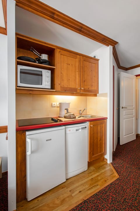 Studio 4 people - 1 sleeping alcove - Mountain view | Private kitchenette | Fridge, microwave, stovetop, dishwasher