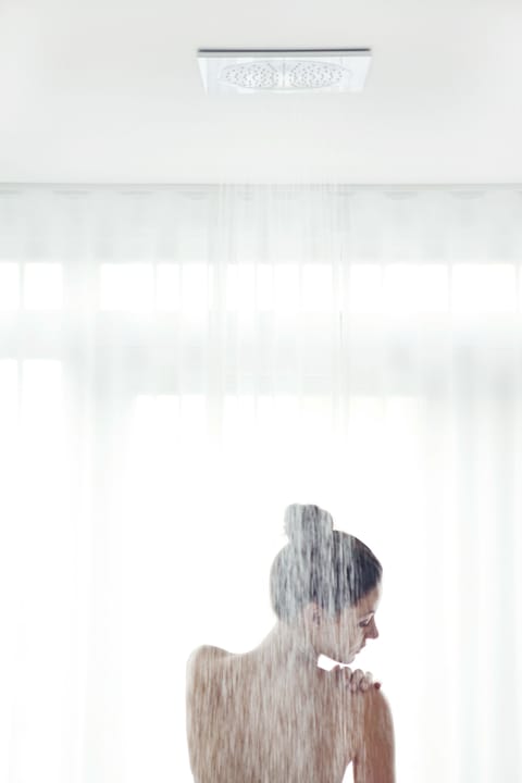 Deluxe Room, Balcony, Ocean View | Bathroom shower