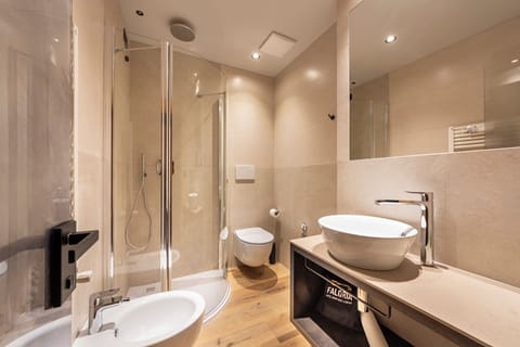 Superior Double/Twin Room | Bathroom | Free toiletries, hair dryer, bidet, towels